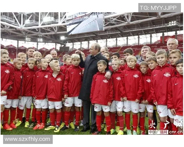 足球明星与记者亲密互动瞬间曝光引发热议与关注