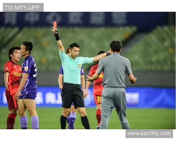 足球明星侧身施展剪刀腿技艺瞬间引发全场惊叹与热烈掌声